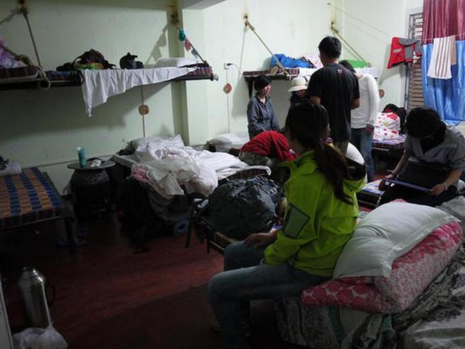 三个女孩合租公寓,房东来检查房屋,没想到救了