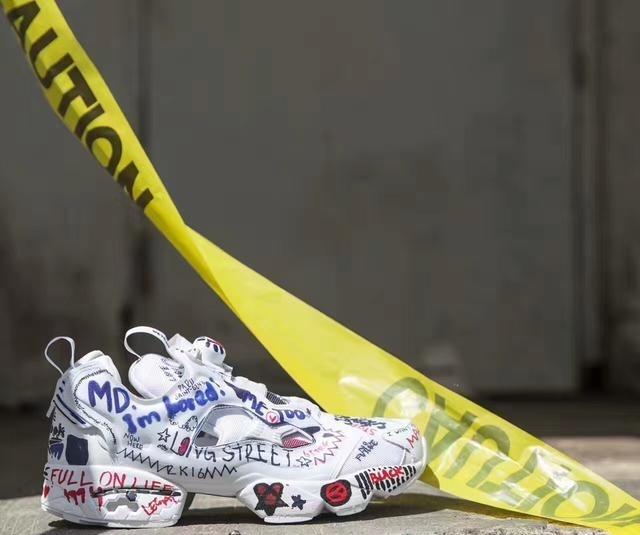 王思聪战队IG夺得LOL S8冠军,成员上脚的鞋子