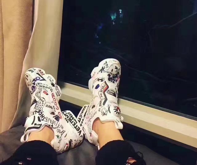 王思聪战队IG夺得LOL S8冠军,成员上脚的鞋子