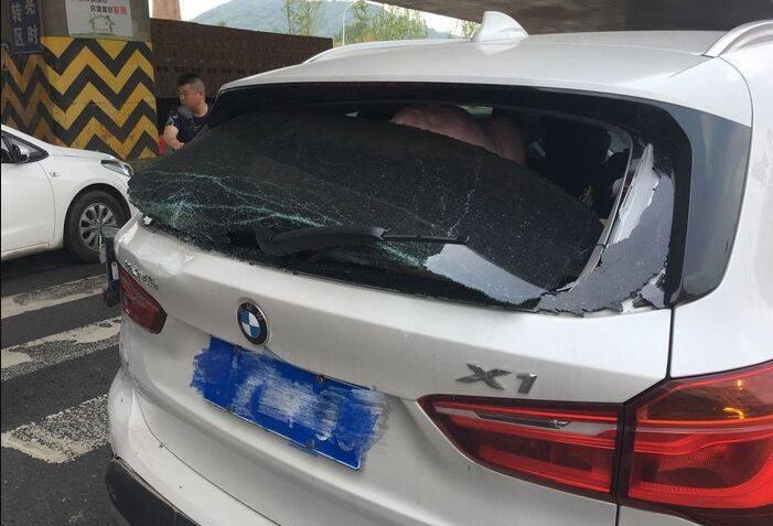 宝马X1遭大货车追尾,保险公司的做法让宝马车