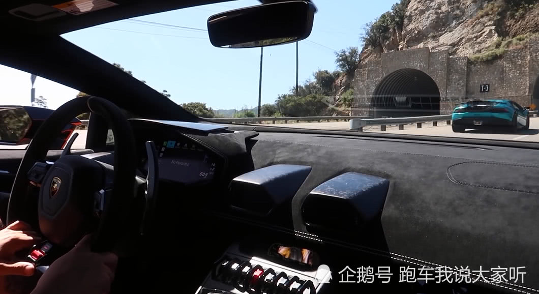 小伙晒朋友的跑车,网友看后:方向盘暴露了你的车!