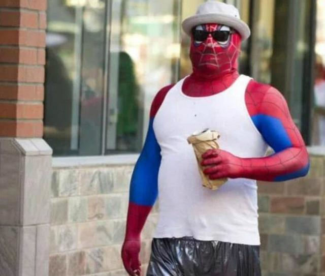 搞笑段子笑话gif趣图:你赢了八千多,别独吞啊!