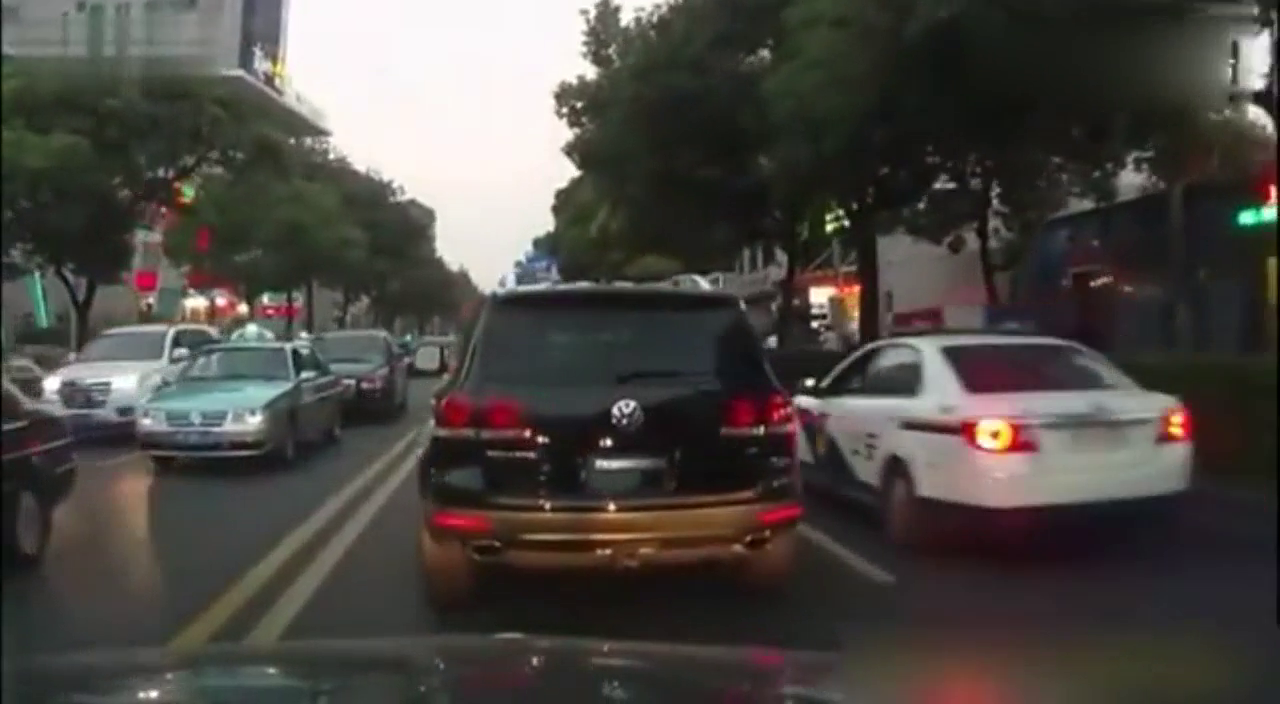 警车抢道，SUV车不甘示弱，最后有理变没理