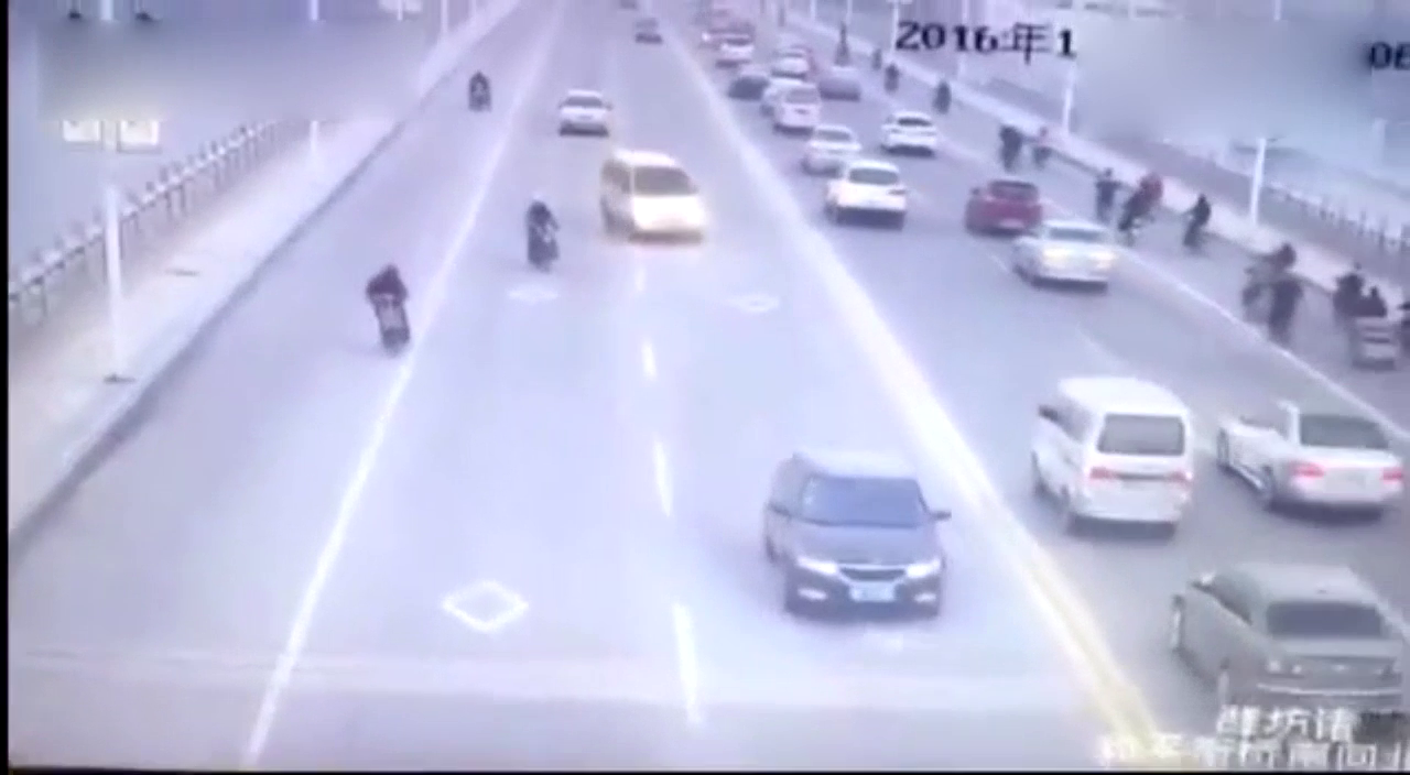 电动车无法无天肆意抢道，连续害惨四辆汽车，可恨！