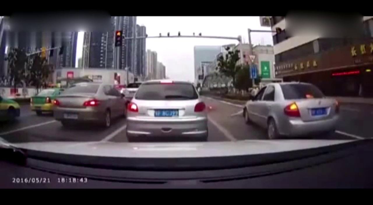 电动车无法无天乱穿马路，她还以为没人敢撞她！