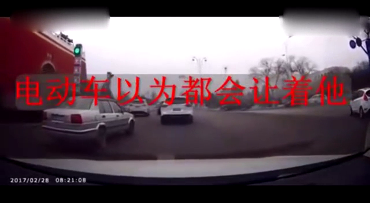电动车连续别车把马路当自己家，他还以为没有人敢撞他！