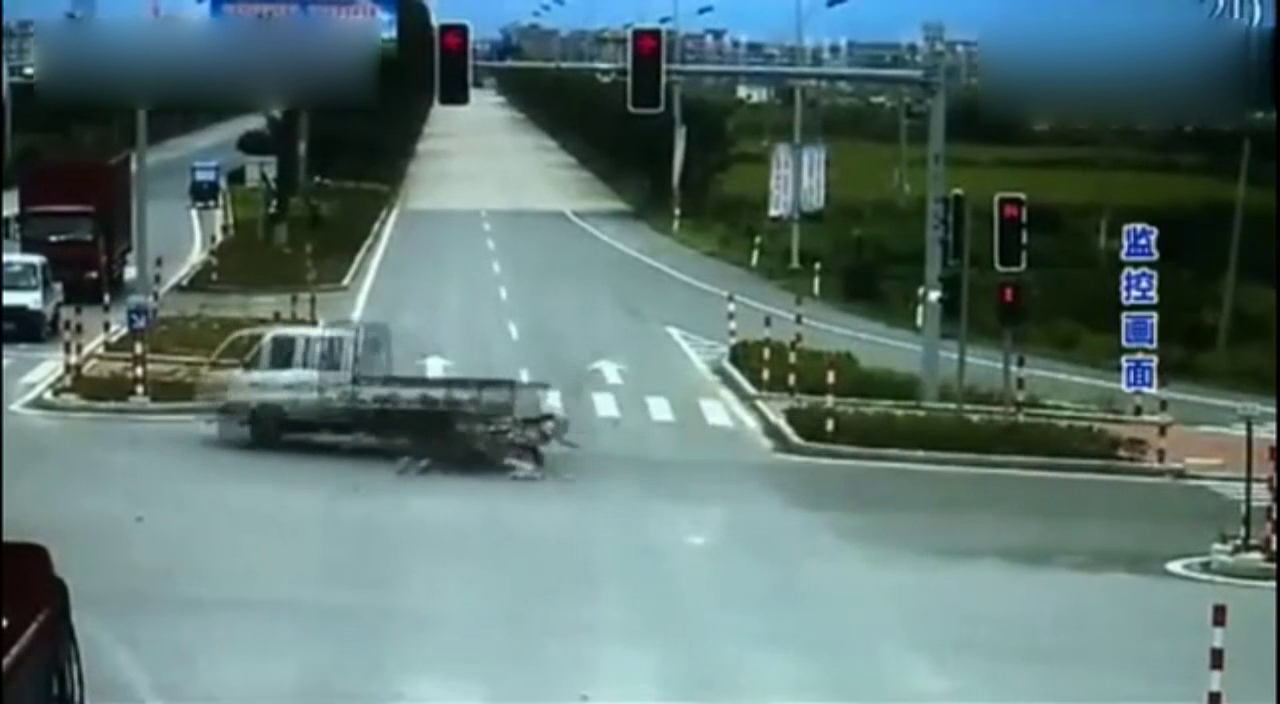 电动车老大爷直接和货车硬碰硬，他没想到会被货车这样终结！