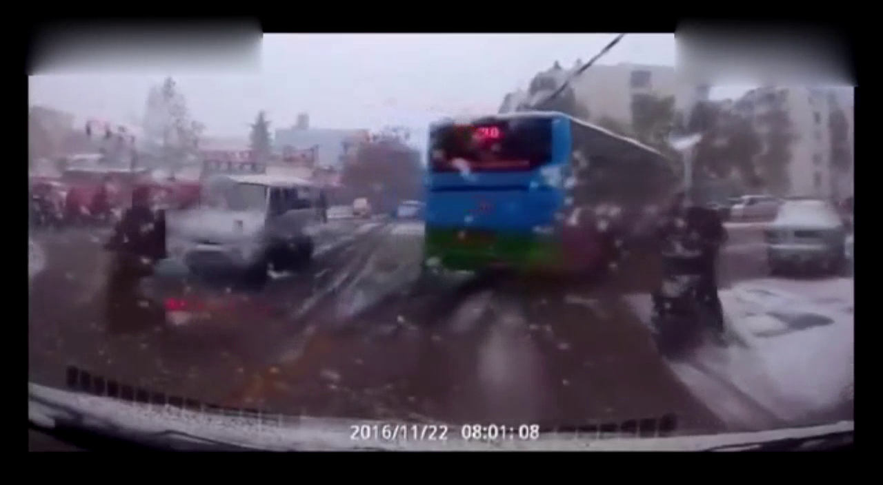 电动车衰男见缝插针，看到汽车时他却害怕了，停在路中间被撞惨