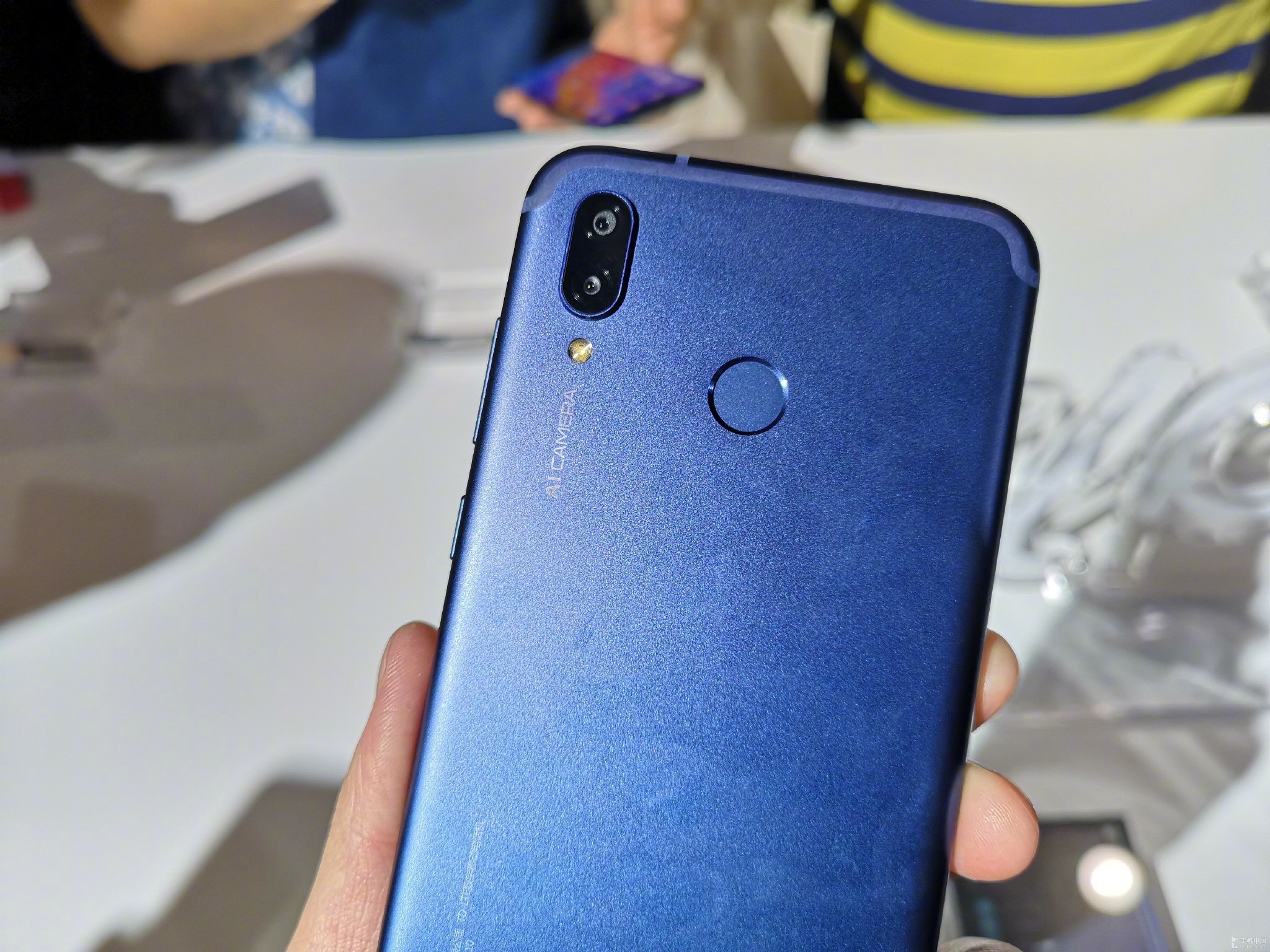 硬件方面,搭载麒麟970处理器,后置1600万ai双摄,支持gpu turbo技术,4d