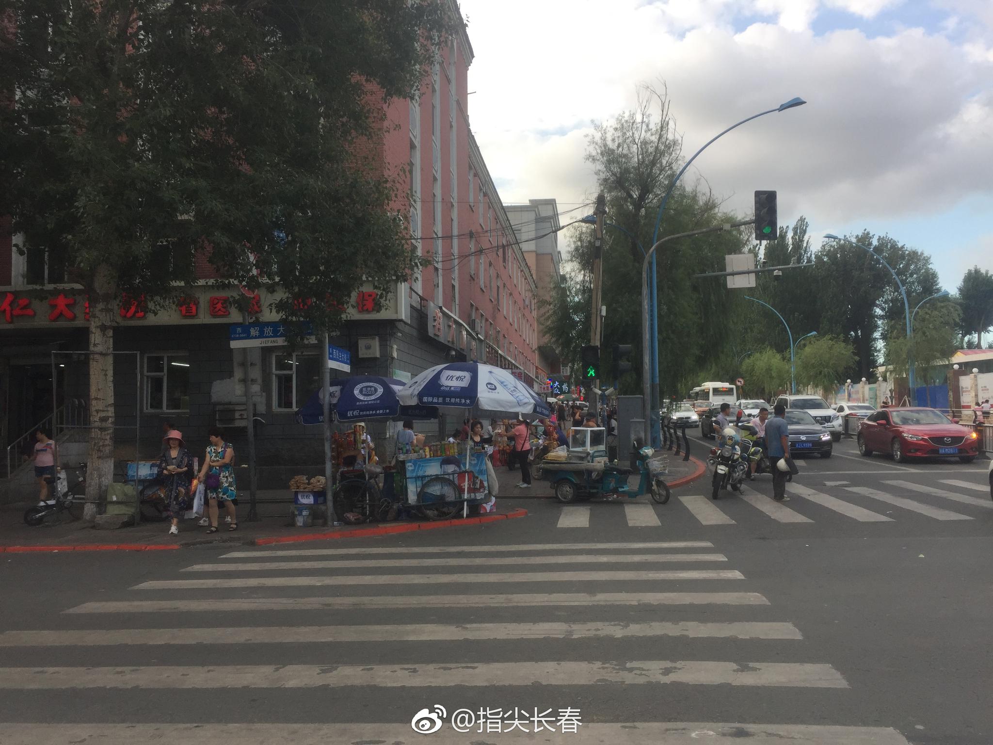 解放大路吉林医大门口, @长春城市管理 谁给这些商贩批的经营权