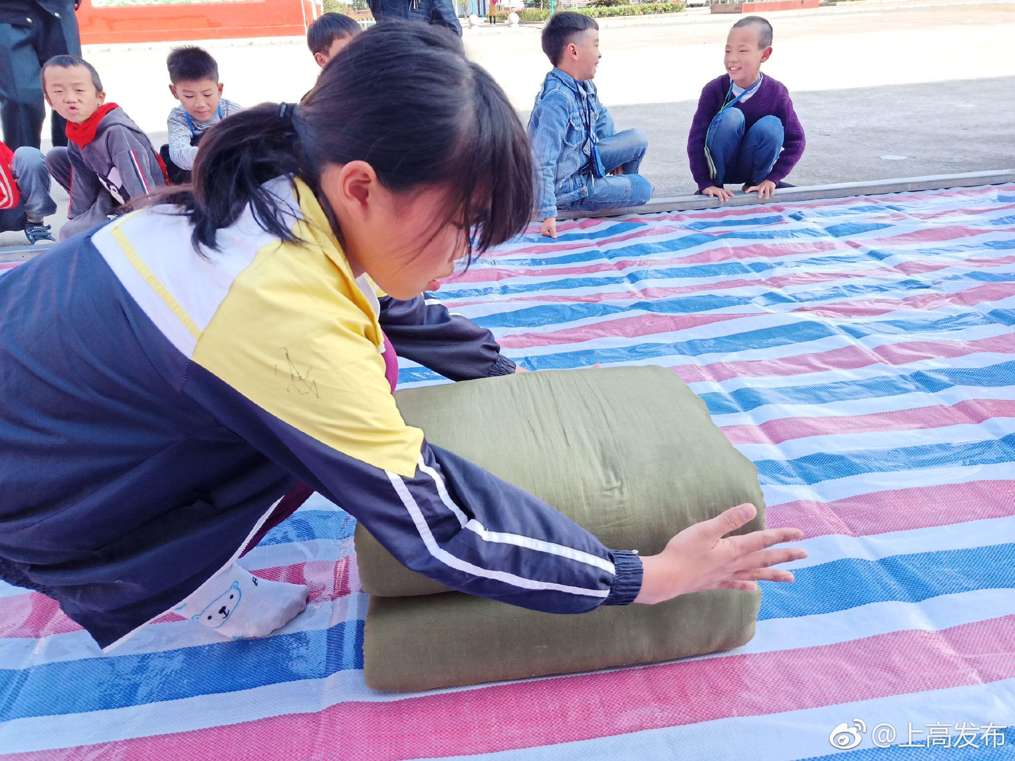 田心中心小学开展叠被子比赛