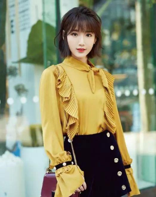 毛晓彤时装周穿礼服戴华丽钻饰,妆容精致耀眼