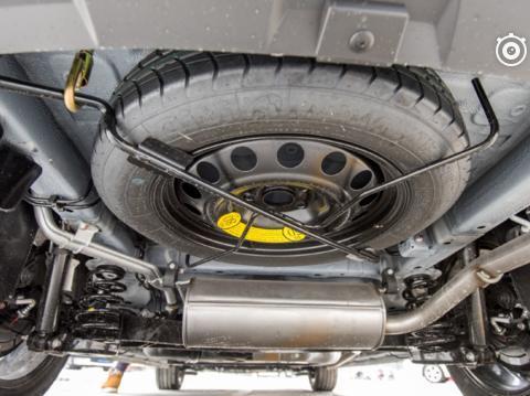 备胎放在底盘的奇葩SUV，车主5年后开翻车才发现