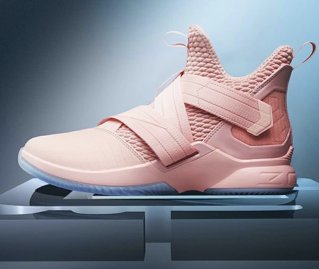 粉色的詹姆斯士兵12代战靴,你会考虑吗?