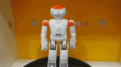 △图巴机器人做俯卧撑 优点:图巴可以做各种拟人的动作,非常吸引大众
