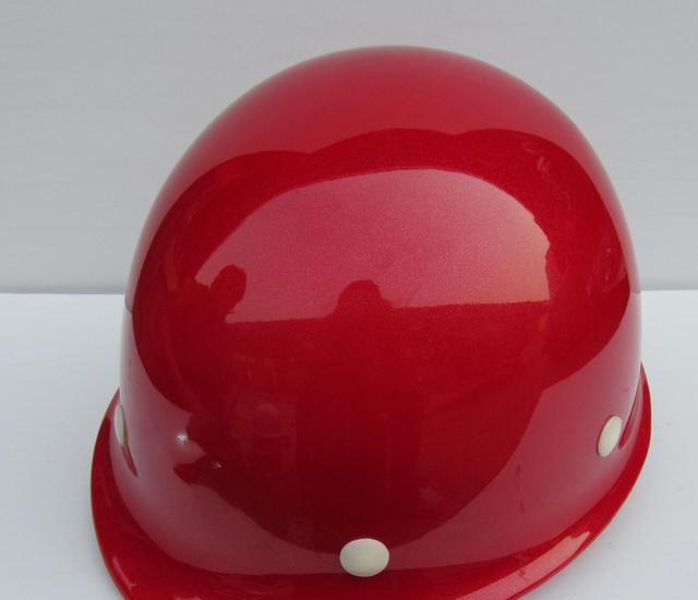建筑工人所戴的安全帽颜色不同, 有什么讲究?