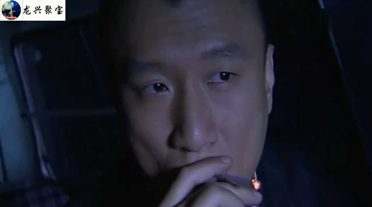 孙红雷《征服》:黑老大刘华强抽烟的动作,暴露了他内心的紧张