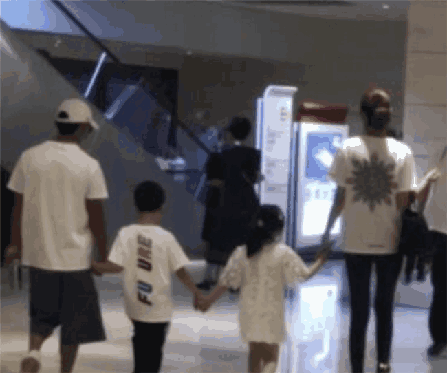 王宝强新女友正脸曝光, 面相太凶, 网友: 一看就