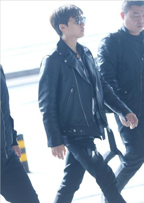 李易峰身穿机车夹克搭配毛边牛仔裤,脚踩黑色