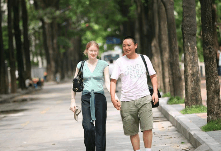 那些年娶了外国媳妇的中国青年, 如今过得怎么样?