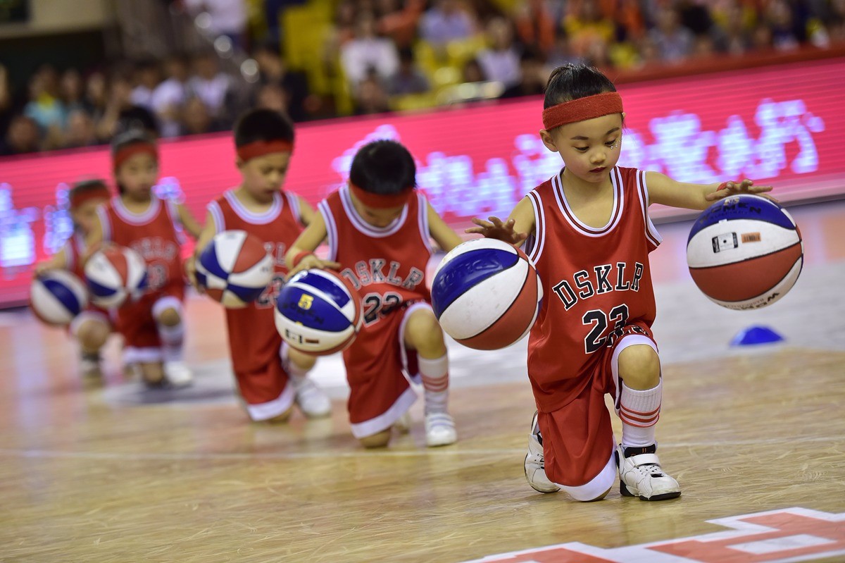 篮球“小宝贝”玩转花式篮球|篮球|动感|太原理工大学_新浪新闻