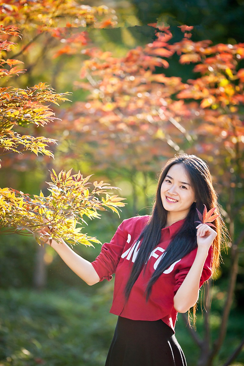 阳光下那美丽绽放的青春红衣姑娘