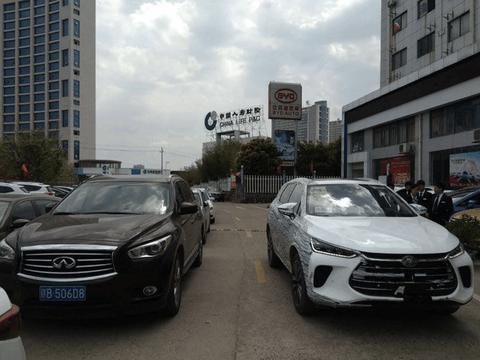 比亚迪唐二代到店, 工作人员现场演示如何使用旋转大屏, 帅到掉渣