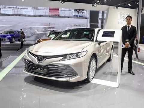 2018款凯美瑞2.0L都市精英霸气来袭, 内饰豪华不输奔驰宝马!