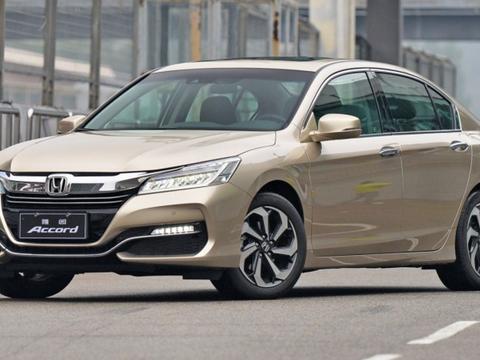 两款中级车实力比拼,买车到底选雅阁还是迈腾？