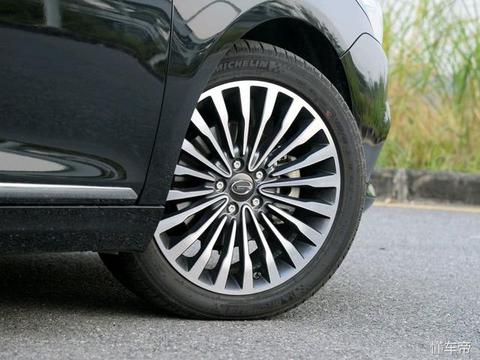 比皇冠豪华，2.0T＋真皮坐椅＋氙气大灯，这C级车只卖14万！