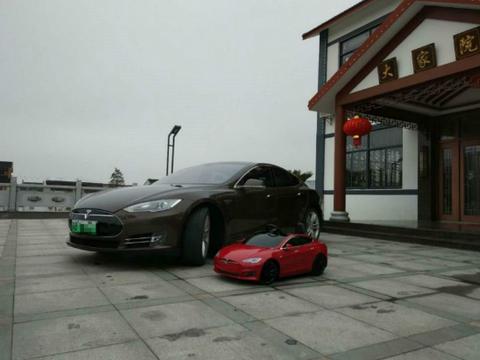 花85万买辆特斯拉MODEL S P85库存车，交车时车主提到了两台车