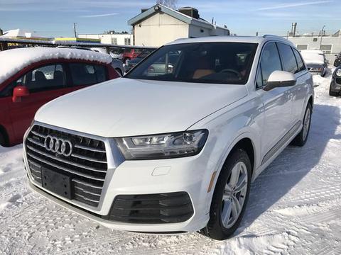 奥迪Q7具有着强劲的动力表示与舒服豪华的驾乘体验