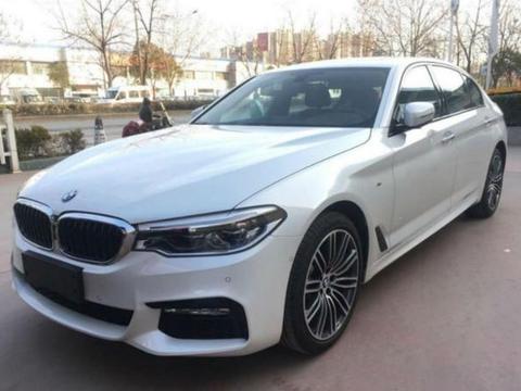 小伙开刚提不久的辆宝马530接女友，女友打开车门时却面红耳赤了