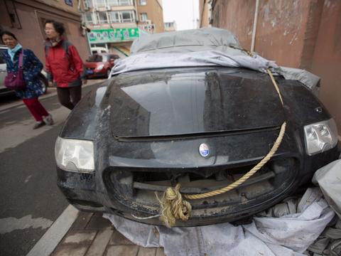 300万豪车被弃街头两年内饰如新 车内有衣物