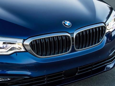 拥有一辆宝马的一个好处：去经销商那里做全面服务不必伸手拿钱包