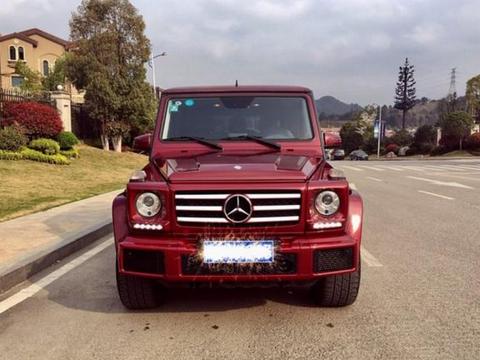 福建车友花186万买辆酒红色奔驰G500，坦言买车后感觉更加年轻了