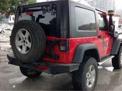 30万奔驰乱停车，对方直接开越野车这么做，气得车主钻后备箱！