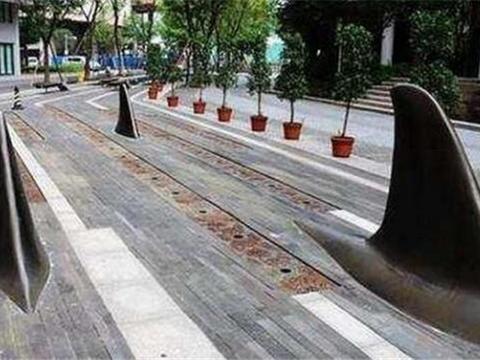 避免车辆驶入，直接安装了一条条“鲨鱼”，这下连牧马人都没辙！