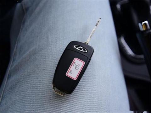 10万瑞虎3乱停车，直接被人钢筋焊死，连车轮都被偷走！