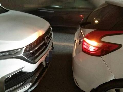 宝骏530追尾丰田，又撞断电线杆？车主：这质量真是天壤之别！