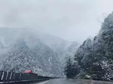 云南自驾游遇见“秋名山”神车，力帆X80也不怕