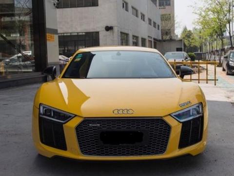 湖北车友花278万全款买辆全新奥迪R8，交车时妻子却忍不住笑了