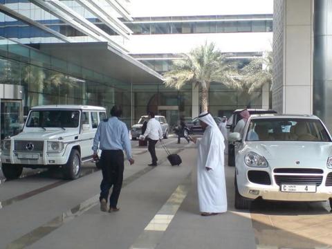 迪拜最神秘的车牌，地位仅次于酋长的车，17年前就能换辆宾利飞驰