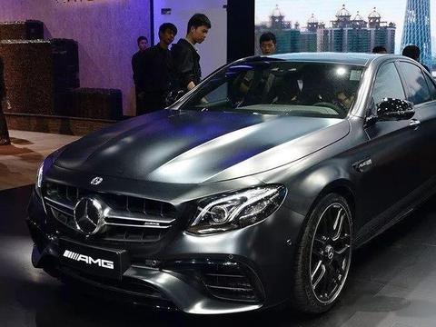 瞧瞧这辆200万的奔驰E级, 一脚油门让迈巴赫S级自卑