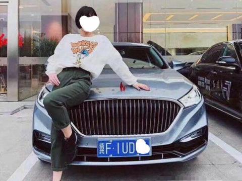 短发美女入手红旗H5，已上车牌成全国首款，女车主：档次太高了