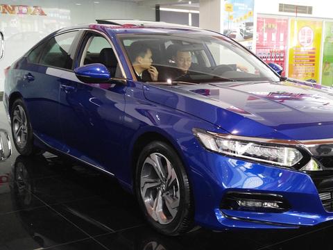 新雅阁到店实拍！“42岁大叔”变帅变年轻，人送外号“大码思域”