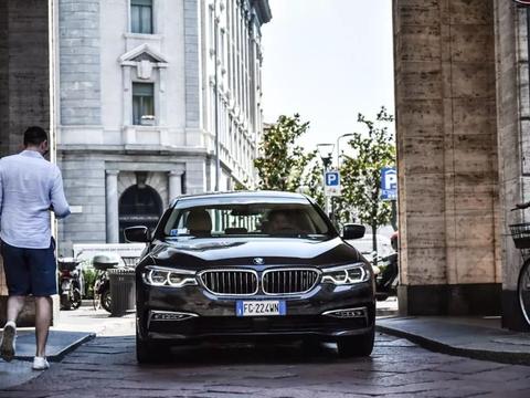 全新宝马5系在时尚之都——米兰，大展风采！