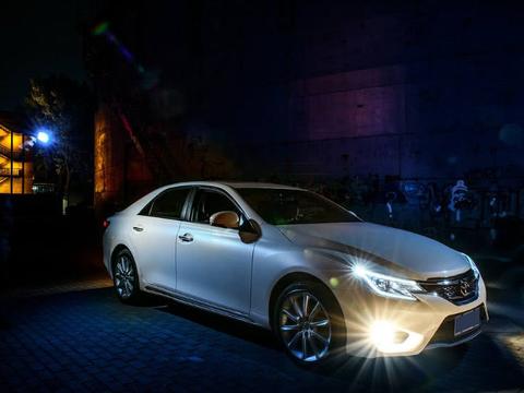 丰田最强的车型，20万标配12气囊，V6引擎配后驱，比奥迪A8强