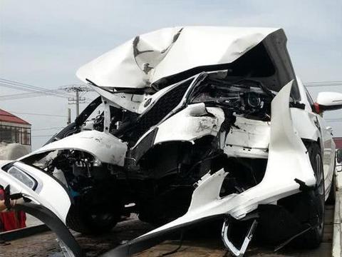 新手提的这辆起亚K5刚开到半路就报废了，有保险都不想修