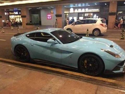 违停百万豪车,看到车屁股上字,交警连贴罚单心思都没了!